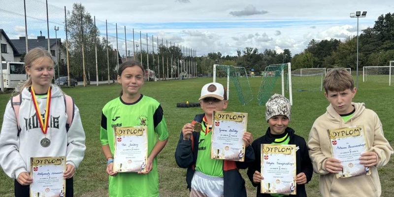 Sukces naszych uczniów w Mistrzostwach Powiatu w Indywidualnych Biegach Przełajowych! 🏃‍♀️🏃‍♂️